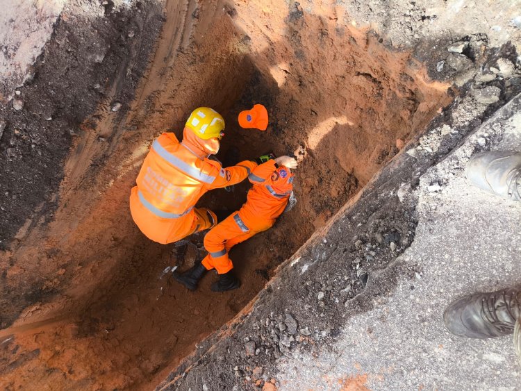 Homem fica preso em tubulação subterrânea em Itaúna