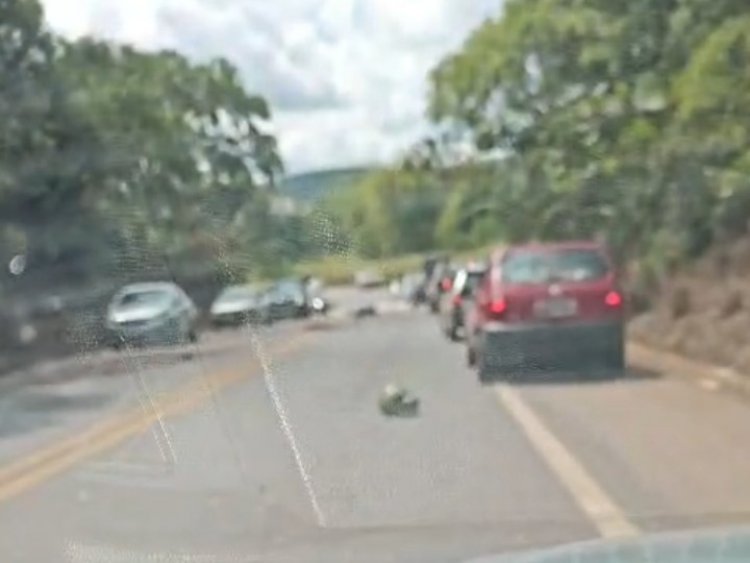 Motociclista morre em colisão com carreta na MG-431 próximo a barragem do Benfica