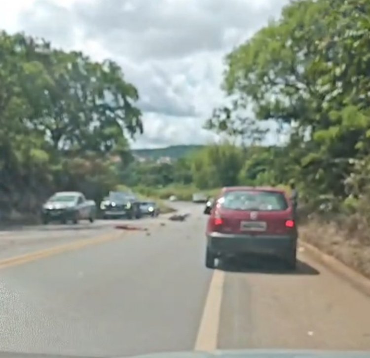 Motociclista morre em colisão com carreta na MG-431 próximo a barragem do Benfica