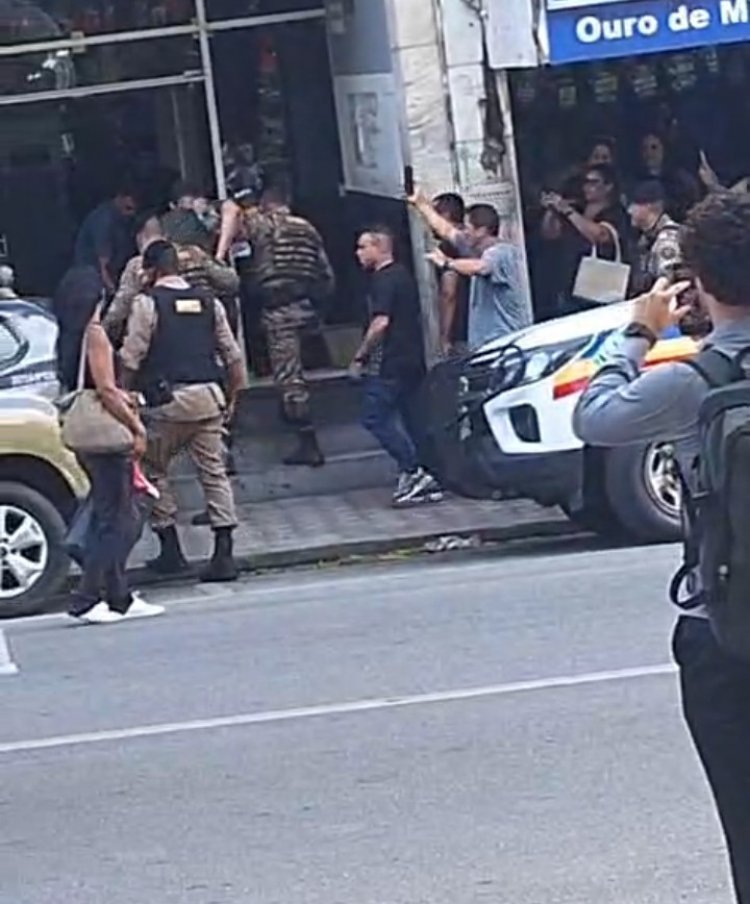 Chegada de suspeito de feminicídio causa tumulto na porta da delegacia