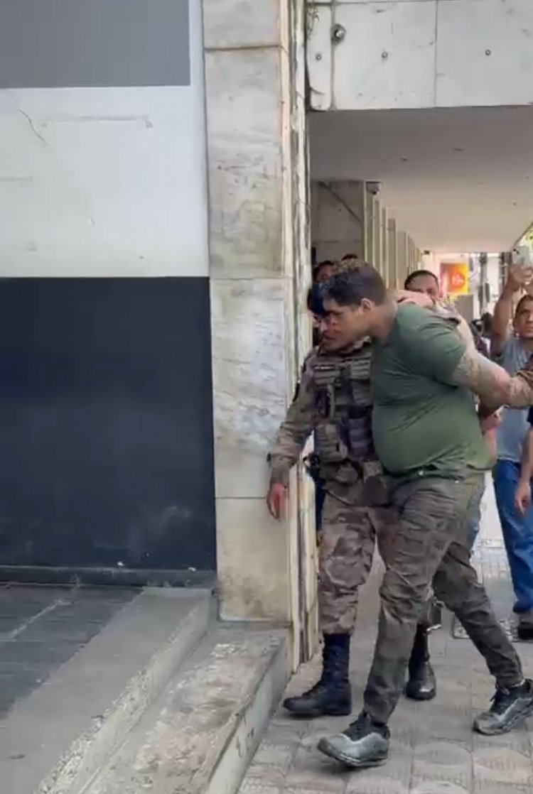 Chegada de suspeito de feminicídio causa tumulto na porta da delegacia