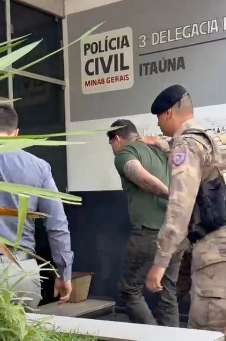 Chegada de suspeito de feminicídio causa tumulto na porta da delegacia