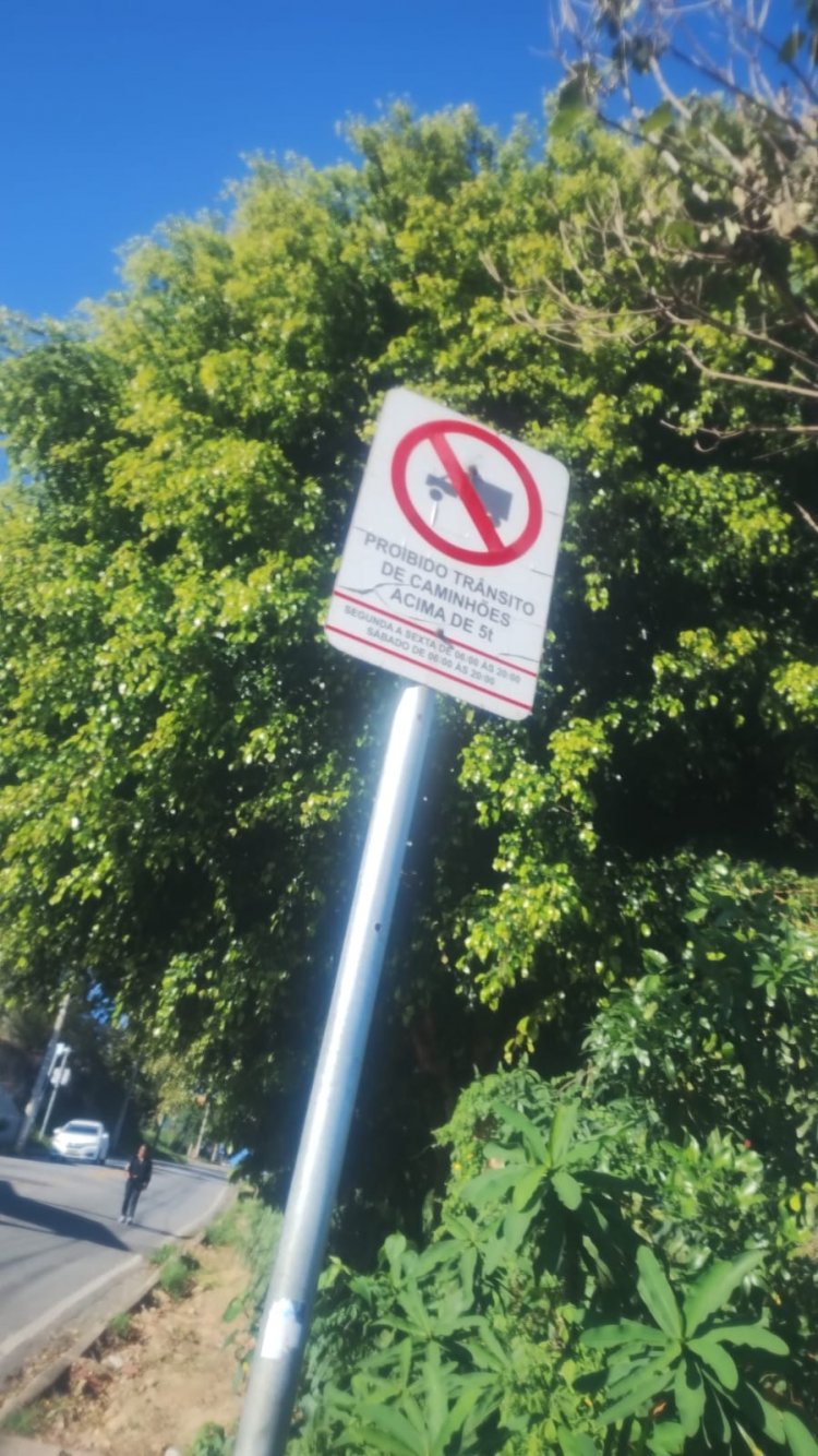 Caminhões continuam ignorando sinalização e causam preocupação na Rua Divinópolis