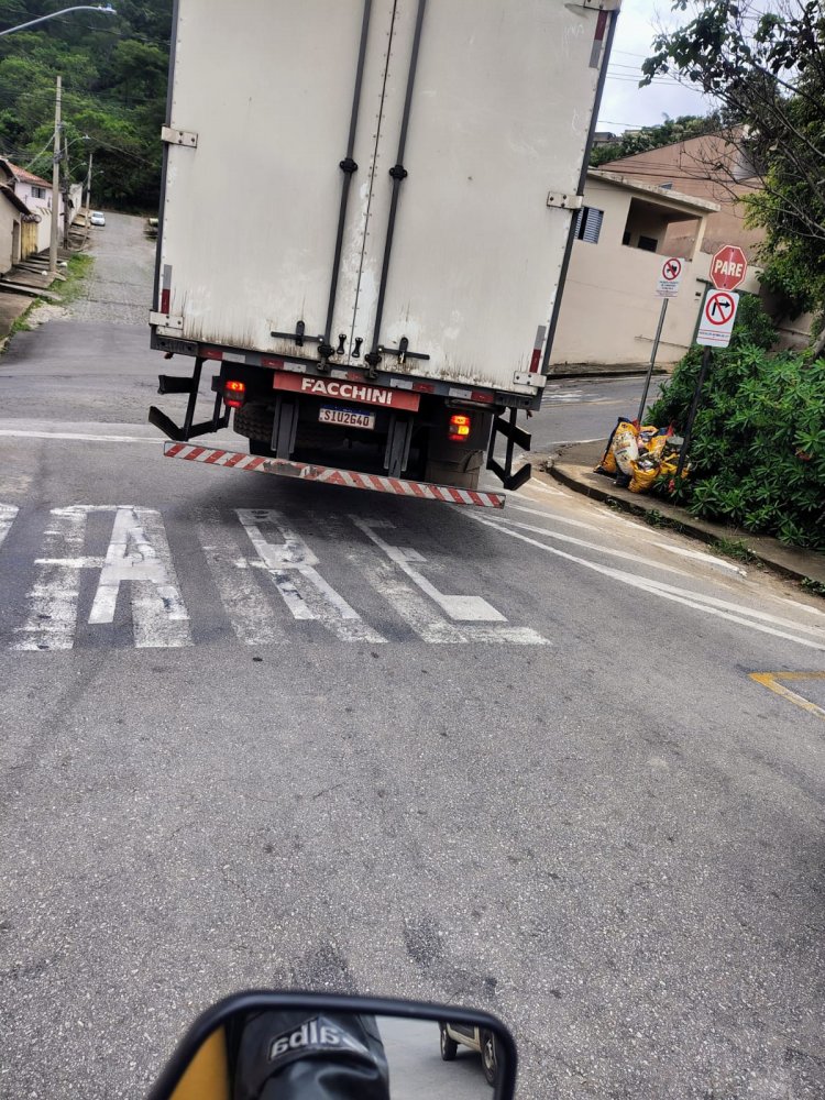 Caminhões continuam ignorando sinalização e causam preocupação na Rua Divinópolis