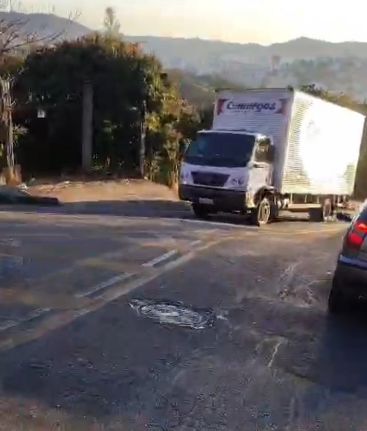 Caminhões continuam ignorando sinalização e causam preocupação na Rua Divinópolis
