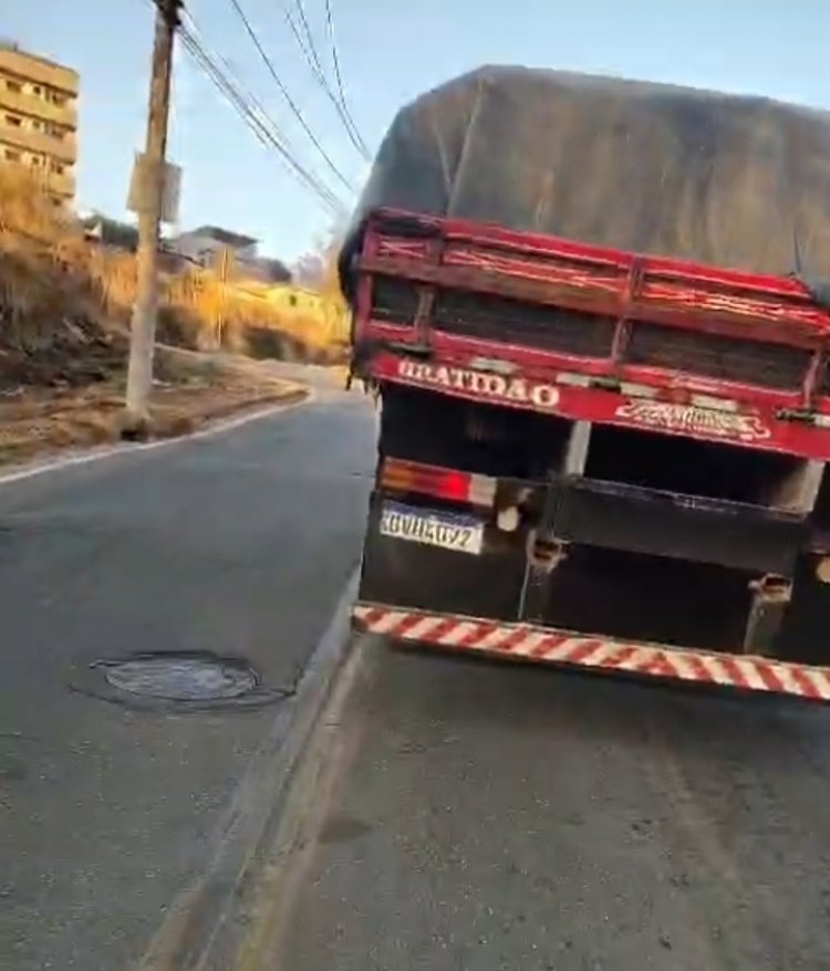 Caminhões continuam ignorando sinalização e causam preocupação na Rua Divinópolis