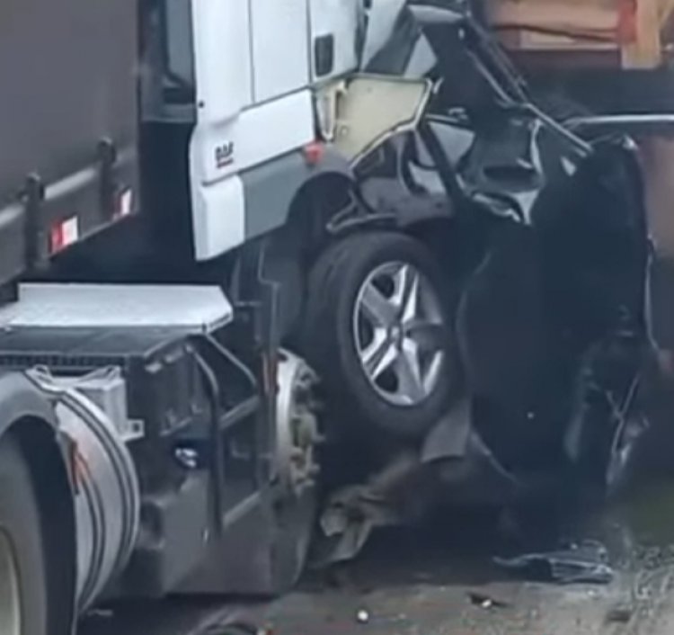 Carro fica prensado entre duas carretas na BR-381