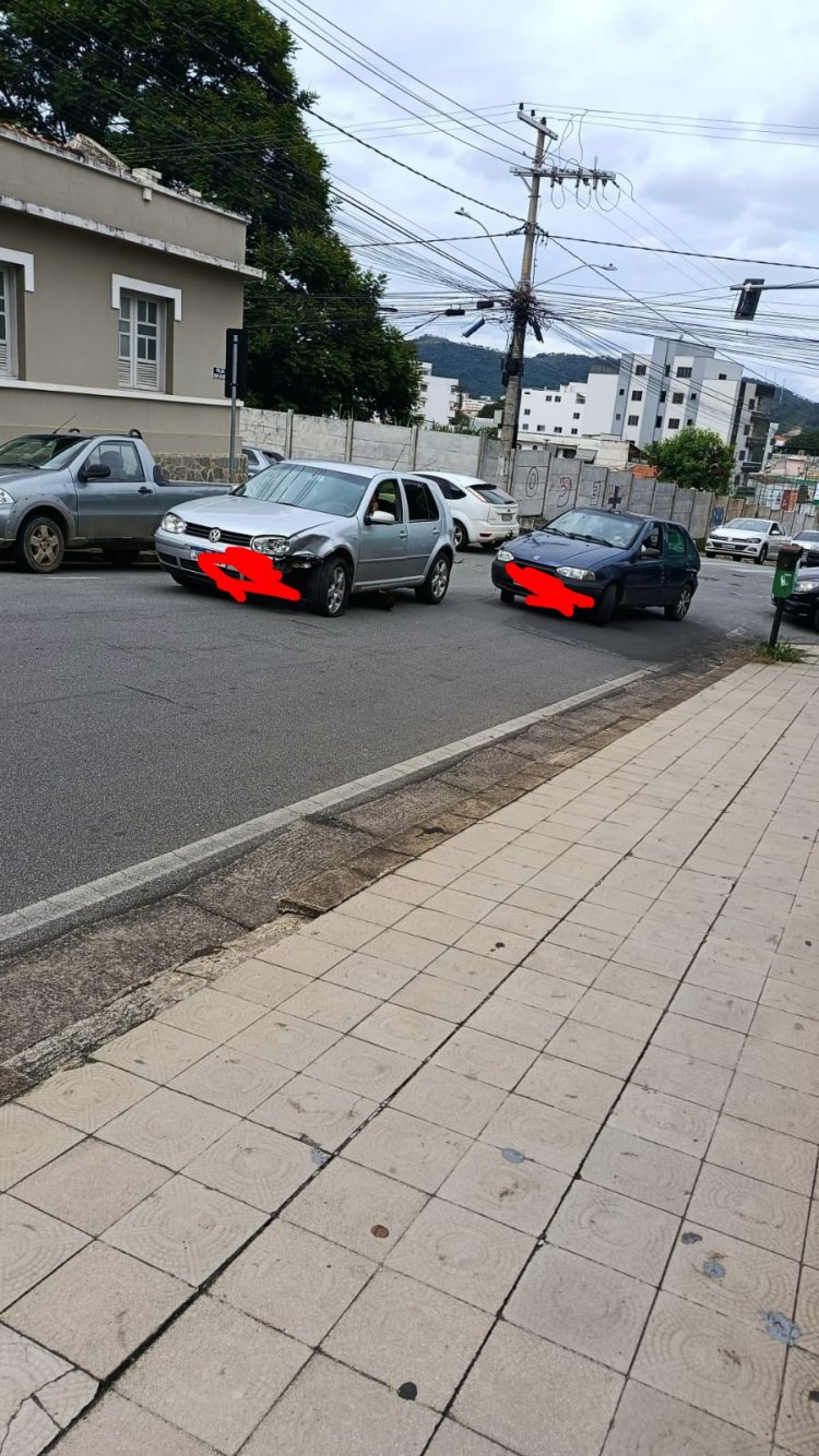 Avanço de sinal vermelho provoca colisão no Centro na tarde desta sexta-feira