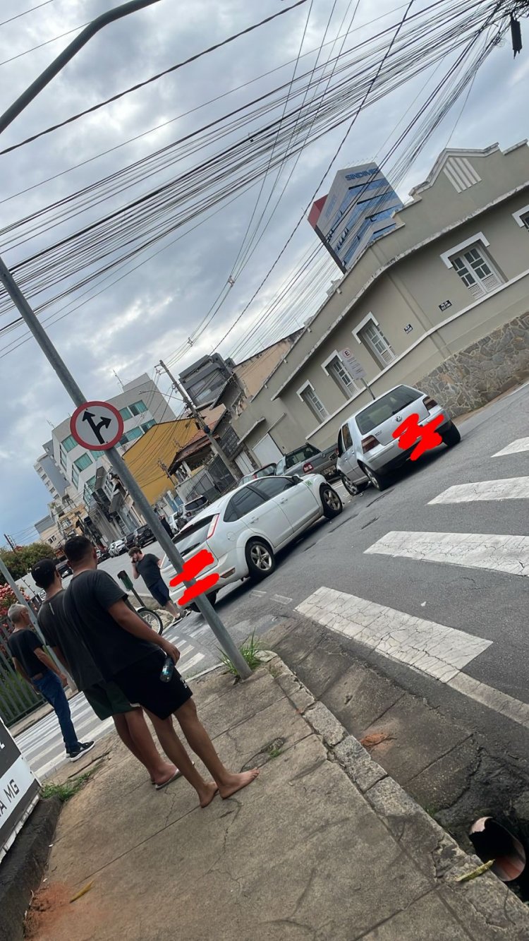 Avanço de sinal vermelho provoca colisão no Centro na tarde desta sexta-feira