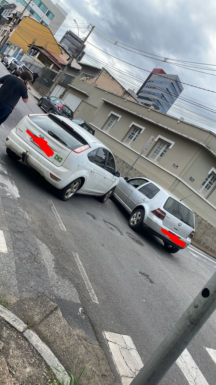 Avanço de sinal vermelho provoca colisão no Centro na tarde desta sexta-feira