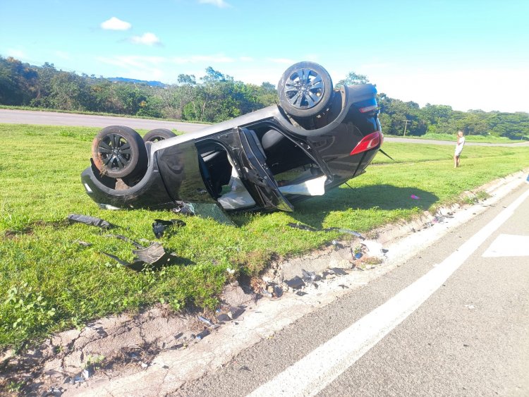 Acidente com capotamento é registrado na MG-050, em Itaúna