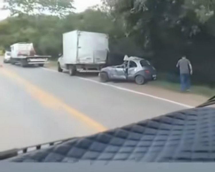Grave colisão entre carro e caminhão mobiliza atenção na MG-050, próximo a Itaúna