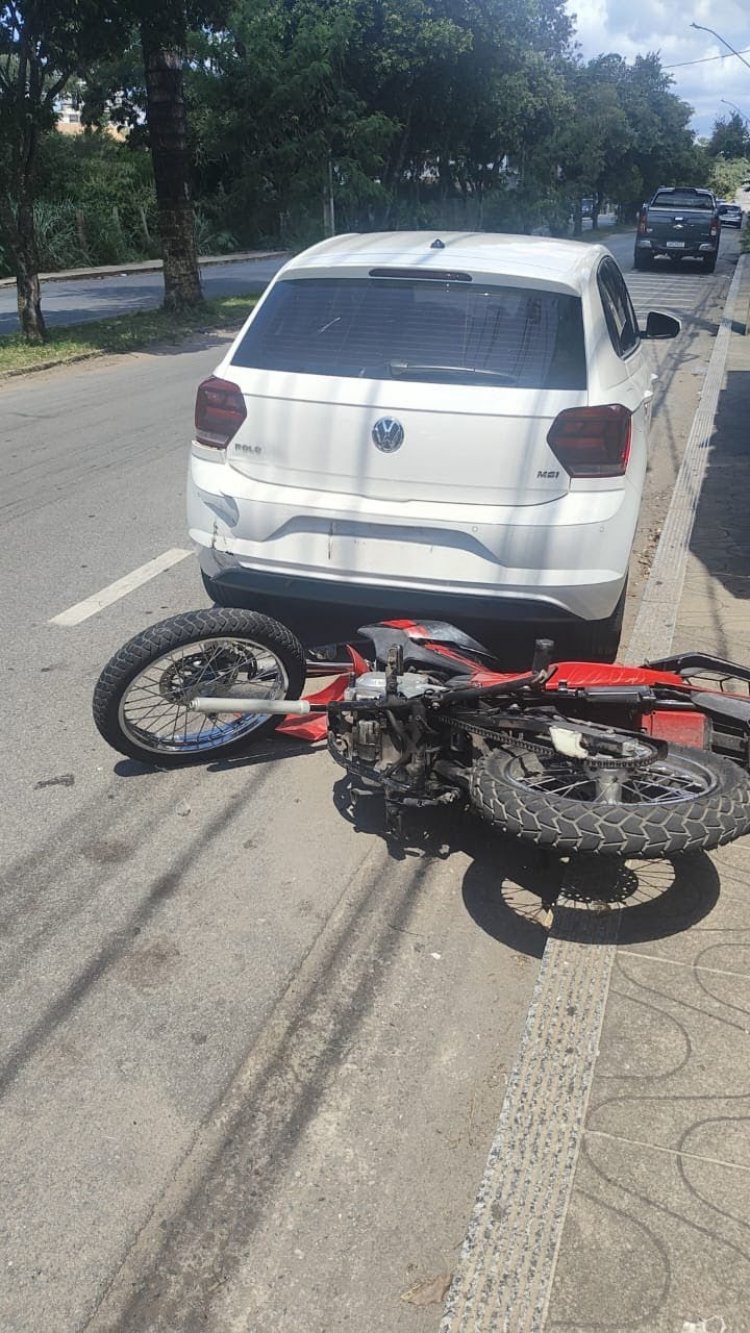 Acidente entre moto e carro mobiliza atenção na avenida JK na tarde deste sábado