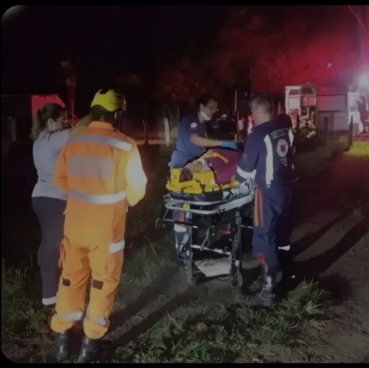 Mulher é socorrida após cair na Cachoeira Sete Quedas, em Itatiaiuçu