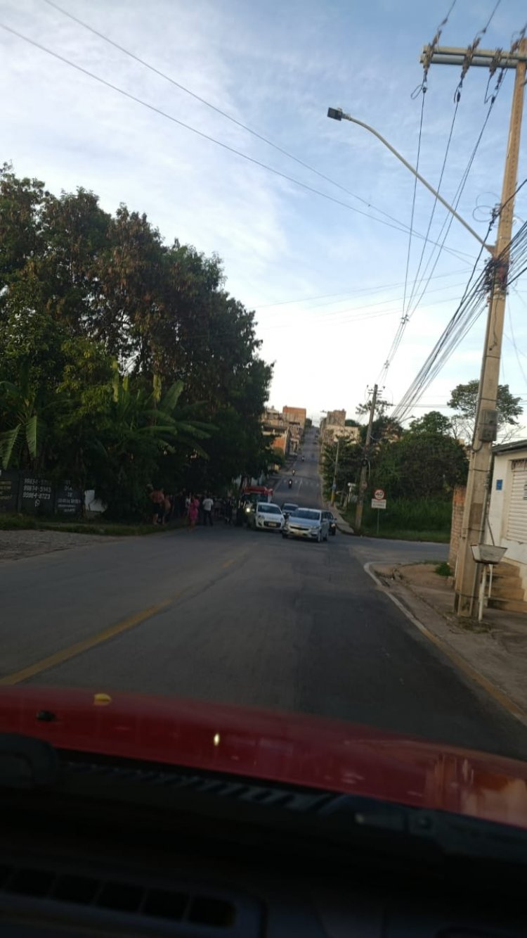 Colisão entre carro e moto mobiliza trânsito no bairro Morada Nova nesta terça-feira