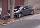Veículo desgovernado atinge poste no bairro Lourdes nesta quarta-feira