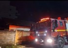 Bombeiros combatem incêndio em casa abandonada no bairro das Graças, em Itaúna