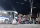 Carro bate em ônibus na Rua Altair Gonçalves