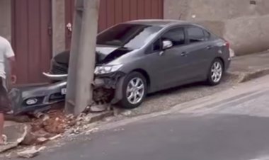 Veículo desgovernado atinge poste no bairro Lourdes nesta quarta-feira