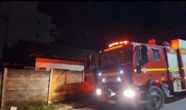 Bombeiros combatem incêndio em casa abandonada no bairro das Graças, em Itaúna