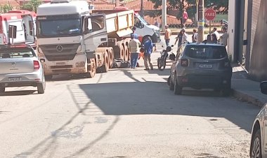 Grave acidente entre moto e carreta deixa um ferido no Morro do Engenho