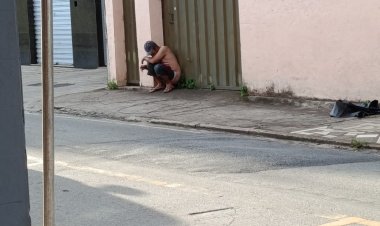 Homem é flagrado defecando em portão de residência no Centro