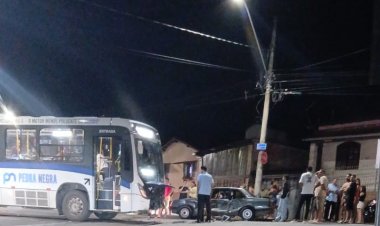 Colisão entre ônibus e carro no bairro Garcias na noite de domingo