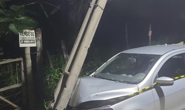ACIDENTE - Motorista bate carro em poste no Morro do Sol