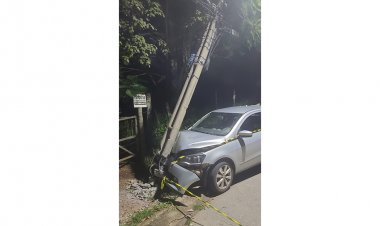 Carro bate em poste no Morro do Sol