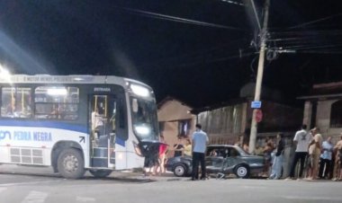 Carro bate em ônibus na Rua Altair Gonçalves