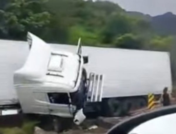 Grave acidente com ônibus e carreta faz vítimas na BR-381, em Igarapé