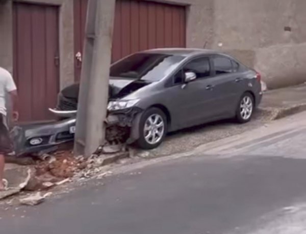 Veículo desgovernado atinge poste no bairro Lourdes nesta quarta-feira