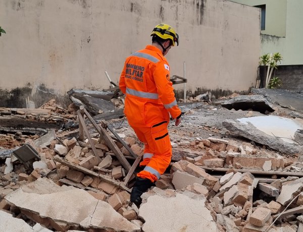 Idoso morre após laje desabar durante demolição em Divinópolis