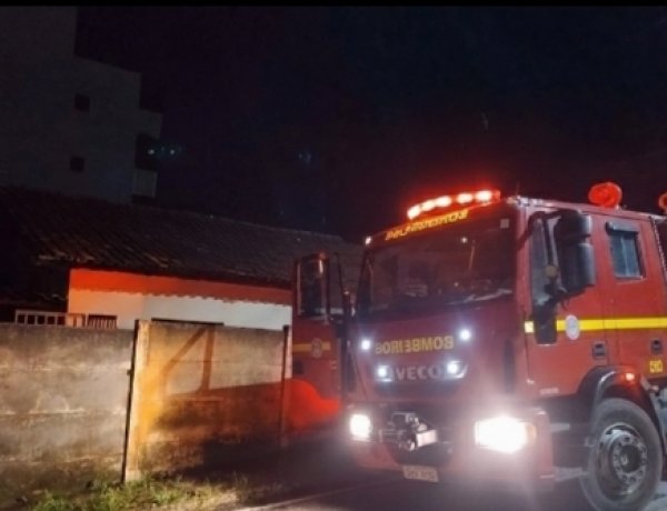 Bombeiros combatem incêndio em casa abandonada no bairro das Graças, em Itaúna