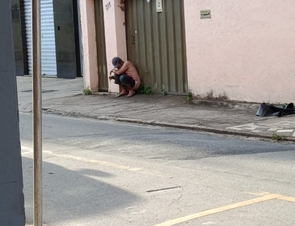 Homem é flagrado defecando em portão de residência no Centro