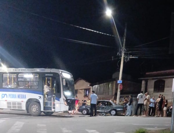 Colisão entre ônibus e carro no bairro Garcias na noite de domingo