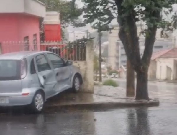 Moradora do bairro das Graças filma colisão de carro e faz desabafo sobre insegurança no trânsito