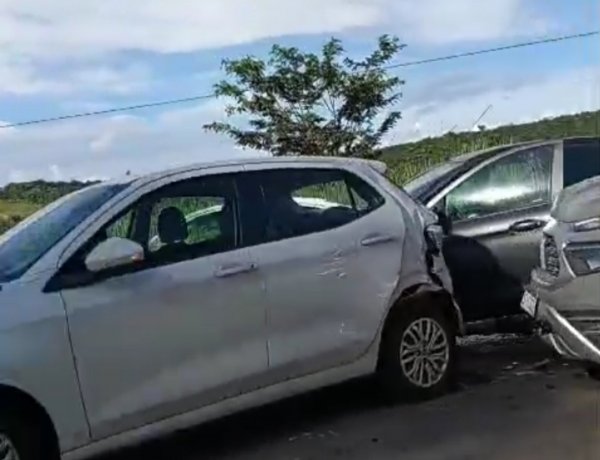 Acidente na MG-050 em Itaúna gera congestionamento nesta tarde