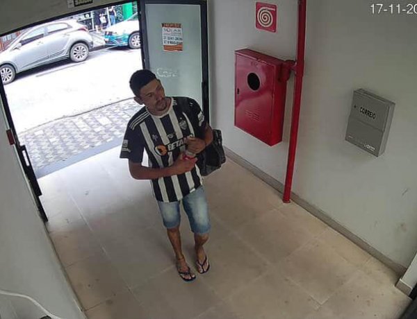 Homem é registrado urinando e defecando em galeria no Centro de Itaúna