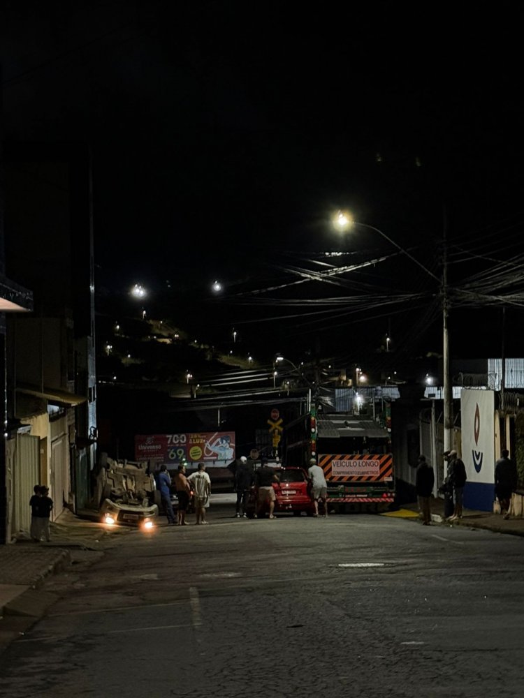 Capotamento mobiliza equipes de socorro no bairro Padre Eustáquio nesta noite de domingo