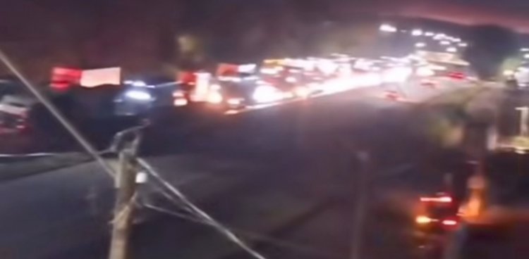 Queda de árvore interdita trânsito na BR-381 em Itatiaiuçu nesta noite de domingo