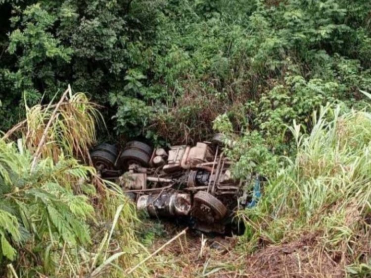 Acidente fatal na BR-262: Motorista morre após caminhão capotar em Juatuba
