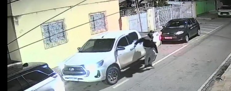 Insegurança em Itaúna, Hilux é furtada em plena área central