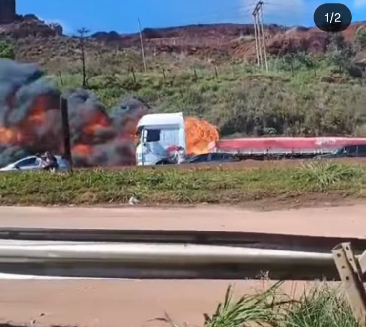 Incêndio em ônibus de turismo causa lentidão na BR-381, em Igarapé