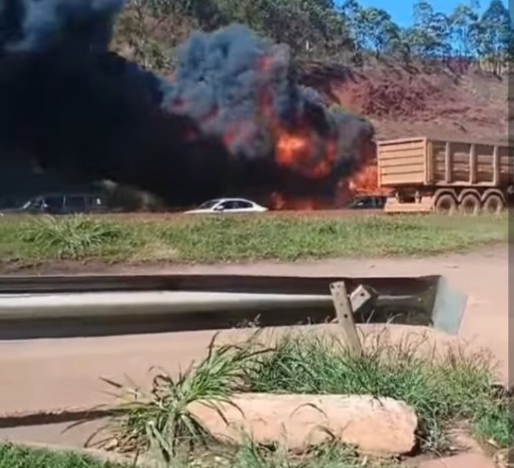 Incêndio em ônibus de turismo causa lentidão na BR-381, em Igarapé