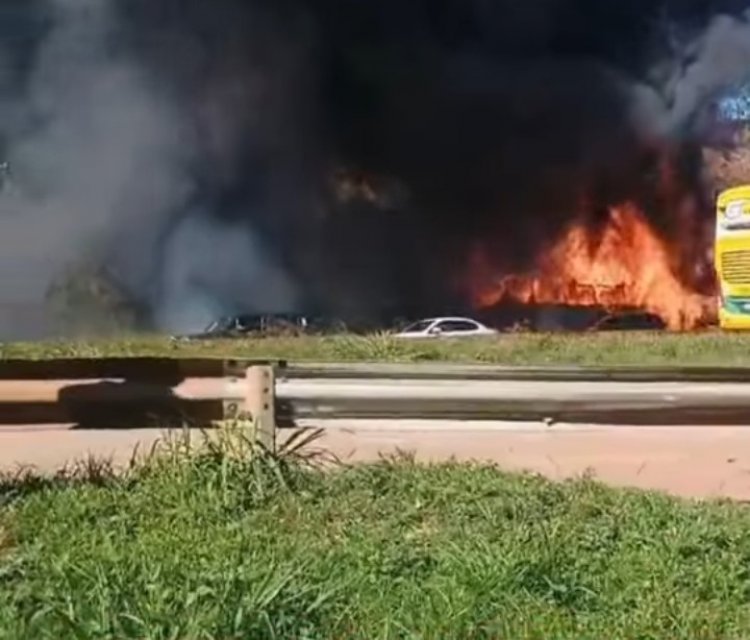 Incêndio em ônibus de turismo causa lentidão na BR-381, em Igarapé