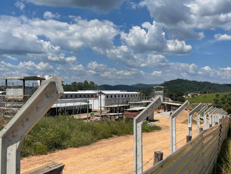 PRESÍDIO “PRESO” À FALTA DE ESGOTO