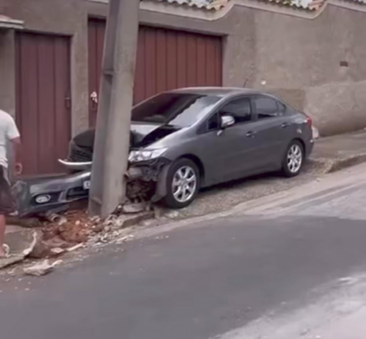 Veículo desgovernado atinge poste no bairro Lourdes nesta quarta-feira