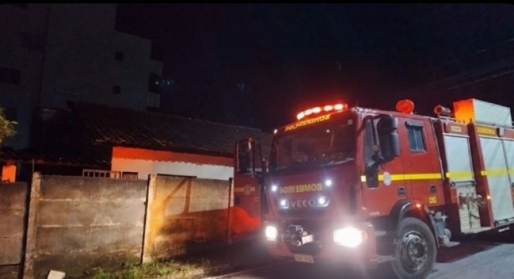 Bombeiros combatem incêndio em casa abandonada no bairro das Graças, em Itaúna