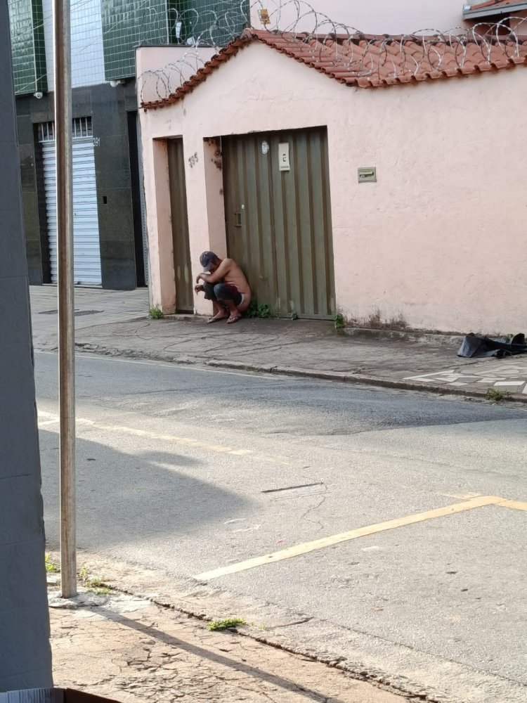 Homem é flagrado defecando em portão de residência no Centro